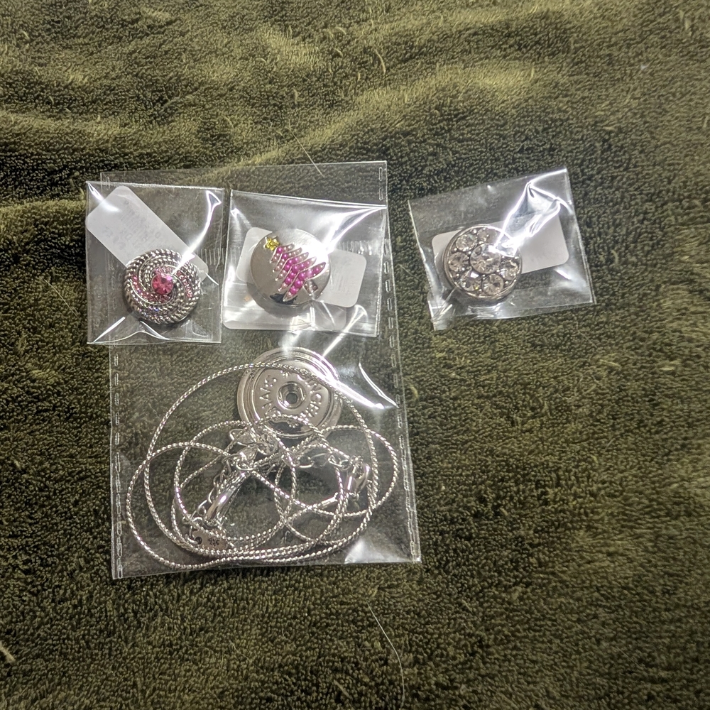 Chic Silver Necklace with Pink Accents